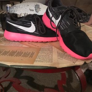 NIKE Roshe women’s size 8.5